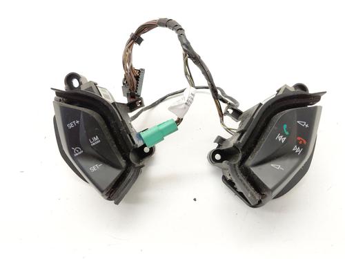 Used Steering wheel controls Steering wheel controls FORD FOCUS III 1.0 EcoBoost (125 hp) 33208433 33208433