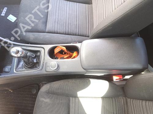 Used Armrest / Center console Armrest / Center console MERCEDES-BENZ A-CLASS (W176) A 180 CDI (176.000) (109 hp) 33204977 33204977