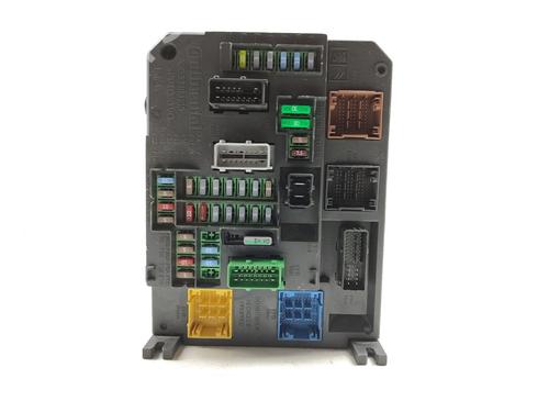 Boîte à Fusibles PEUGEOT 508 I (8D_) 1.6 BlueHDi 120 (120 hp) 28584285