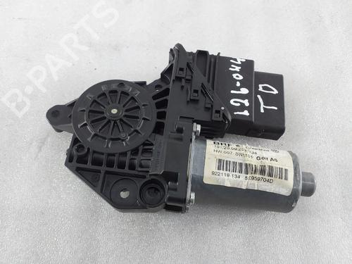 Used Right rear window motor Right rear window motor VW GOLF VI (5K1) 1.6 TDI (105 hp) 40221977 40221977