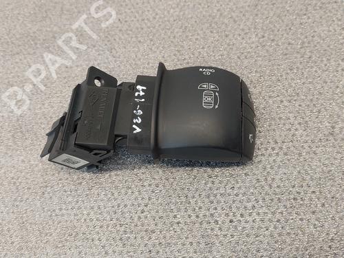 switch-renault-megane-iii-hatchback-bz01_-b3_-2008-40449187 main image