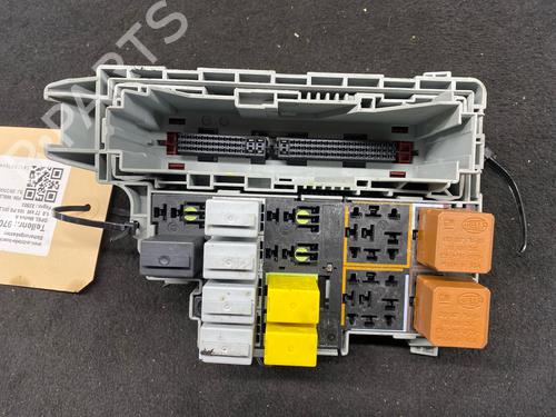 Used Fuse box Fuse box 39587355 39587355