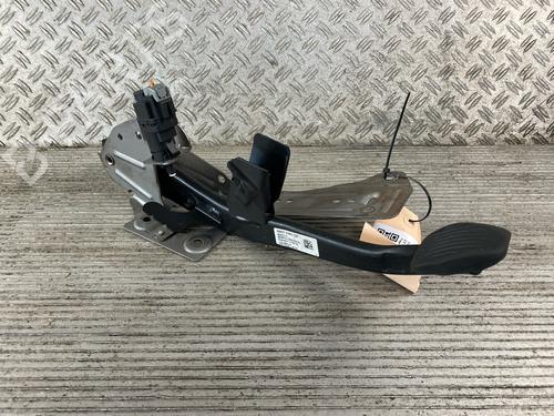Used Break pedal VOLVO S40 II (544) 2.0 D (136 hp) 16420310