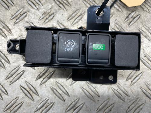 Used Switch NISSAN QASHQAI II (J11, J11_) 1.3 DIG-T (160 hp) 30907815