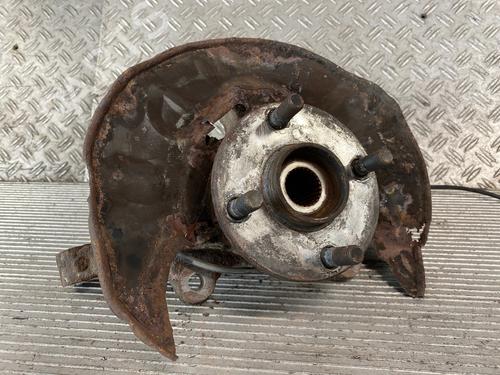 Fusee links voor TOYOTA COROLLA (_E12_) 2.0 D-4D (CDE120R_, CDE120L_) (116 hp) 13739996