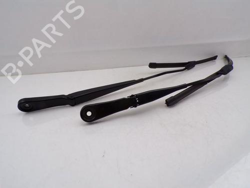 Used Front windshield wiper arm BMW 1 (F40) 118 i (136 hp) 32840213