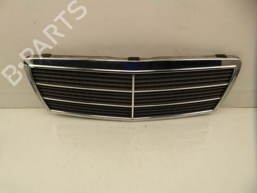 Used Grille MERCEDES-BENZ C-CLASS (W202) C 180 (202.018) (122 hp) 30047501