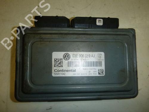 Used Engine control unit (ECU) Engine control unit (ECU) VW POLO V (6R1, 6C1) 1.2 (70 hp) 33892503 33892503