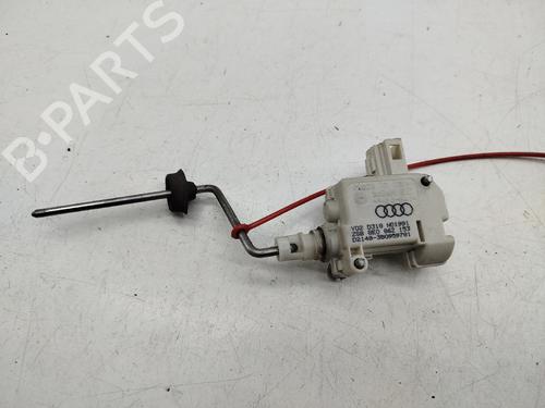 Klapa wlewu paliwa AUDI A4 B6 Avant (8E5) 1.8 T 8E0862153
