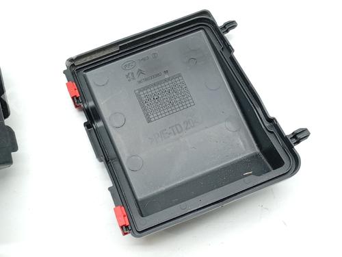 Fuse box PEUGEOT 308 II (LB_, LP_, LW_, LH_, L3_)  | BP27272473E1