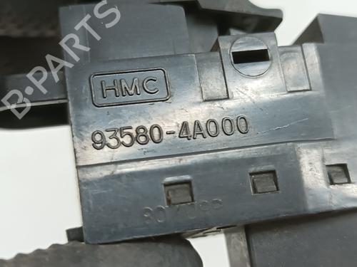 Right front window switch HYUNDAI H-1 / STAREX Bus (A1) 2.5 TD 4WD | BP29180288I26 