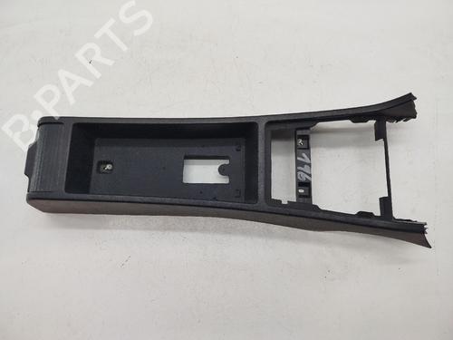 Used Armrest / Center console Armrest / Center console MERCEDES-BENZ C-CLASS (W202) C 200 D (202.120) (75 hp) 34128151 34128151