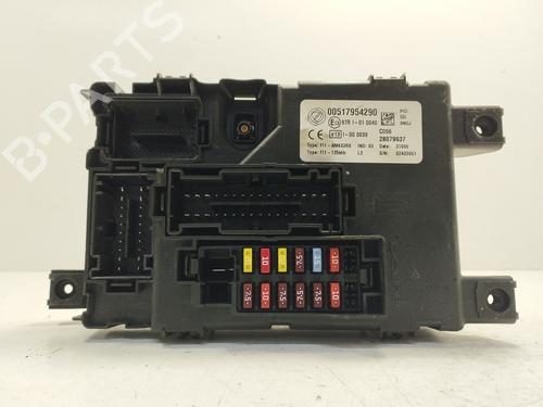 Used Fuse box Fuse box 39075359 39075359