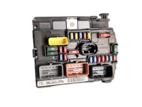 Used Fuse box Fuse box 39076332 39076332