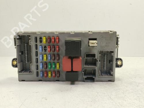 Used Fuse box Fuse box 39076138 39076138