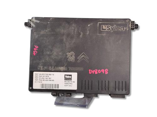 Used Fuse box Fuse box 39196078 39196078