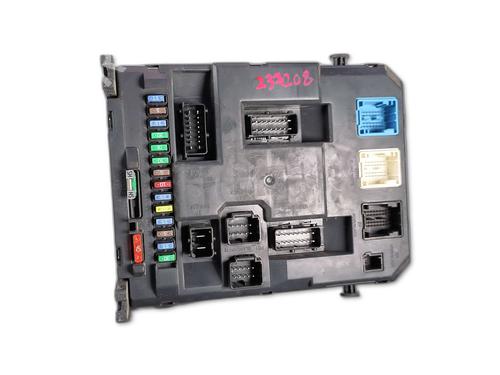 Used Fuse box Fuse box 39076340 39076340