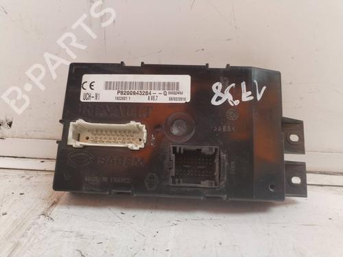 Used Fuse box RENAULT MASTER II Van (FD) 2.5 dCi (FD01, FD02, FD21, FD22, FD31, FD32, FD3Y, FD71,... (120 hp) 17859209