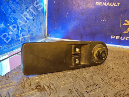 Used Left front window switch RENAULT CLIO IV (BH_) [2012-2021]  17500033