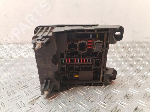 Używane Skrzynka bezpieczników NISSAN NT400 CABSTAR (F24M) [2009-2025]  30943951