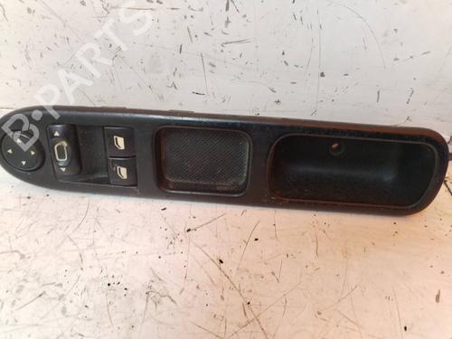 Used Left front window switch PEUGEOT 307 Break (3E) 1.6 HDi 110 (109 hp) 17859375