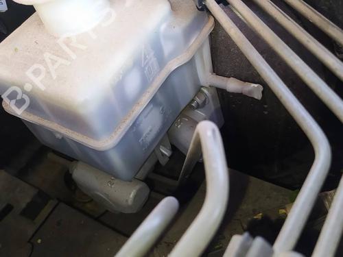 Used Brake master cylinder LAND ROVER DISCOVERY III (L319) 2.7 TD 4x4 (190 hp) 17850497