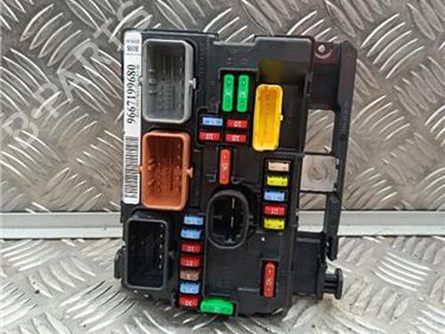 Caixa de fusíveis CITROËN C3 II (SC_) 1.2 VTi 82 (82 hp) 33221505