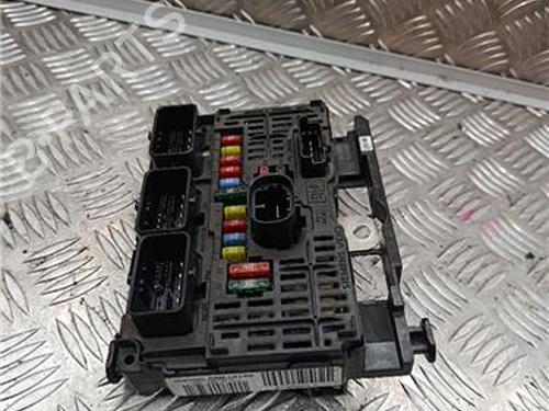 Caixa de fusíveis PEUGEOT 407 (6D_) 1.6 HDi 110 (6D9HZC, 6D9HYC) (109 hp) 31693011