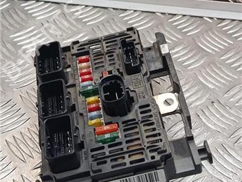 Zekeringkast PEUGEOT 407 (6D_) 1.6 HDi 110 (6D9HZC, 6D9HYC) (109 hp) 30692101