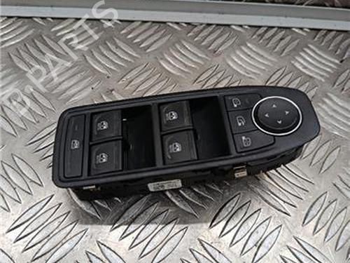 Used Left front window switch Left front window switch RENAULT CAPTUR II (HF_) E-TECH 160 (158 hp) 33249754 33249754