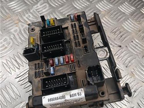 Used Fuse box Fuse box PEUGEOT 307 SW (3H) 2.0 HDi 135 (136 hp) 33059779 33059779