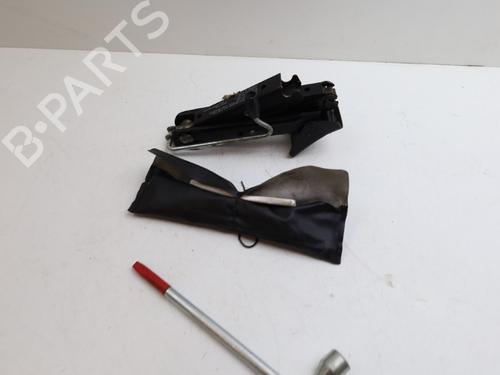 Zestaw narzędzi / podnośnik VOLVO XC70 I Cross Country (295) 2.4 T XC AWD | BP29954424C119