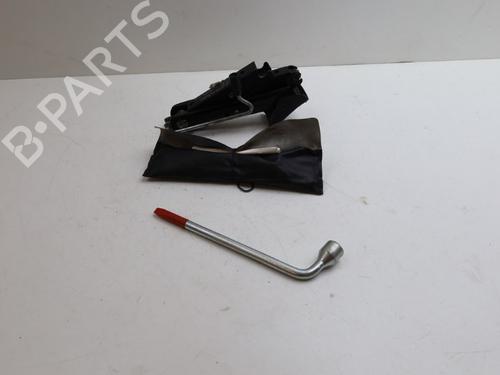 Używane Zestaw narzędzi / podnośnik VOLVO XC70 I Cross Country (295) 2.4 T XC AWD (200 hp) 29954424