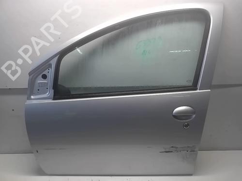 Dør venstre foran PEUGEOT 107 (PM_, PN_) 1.4 HDi (54 hp) 18220726