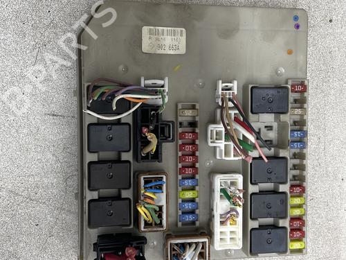 Zekeringkast RENAULT CLIO III (BR0/1, CR0/1) 1.5 dCi (C/BR0G, C/BR1G) (68 hp) 30698391