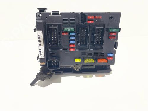 Used Fuse box Fuse box 37451711 37451711