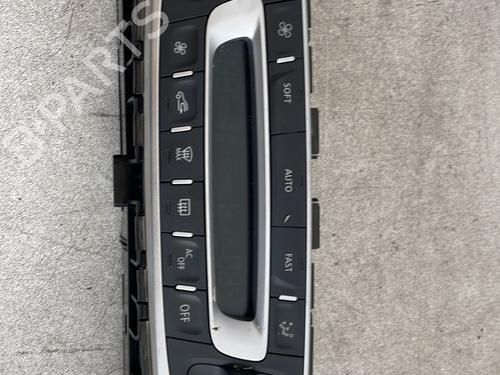 Used Climate control RENAULT MEGANE III Hatchback (BZ0/1_, B3_) 1.5 dCi (BZ09, BZ0D, BZ1W, BZ29, BZ14) (110 hp) 30670157