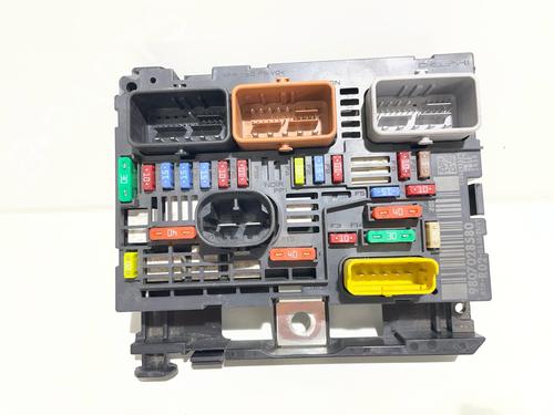 Used Fuse box Fuse box 38057324 38057324