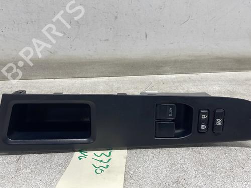 Used Left front window switch TOYOTA YARIS (_P13_) 1.0 (KSP130_, KSP130) (69 hp) 30777564