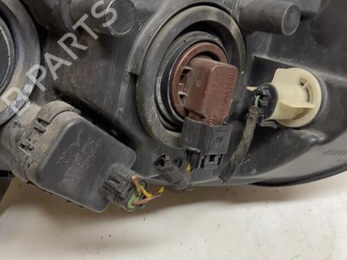 Used Right headlight OPEL ZAFIRA A MPV (T98) 2.0 DI 16V (F75) (82 hp) 18221063