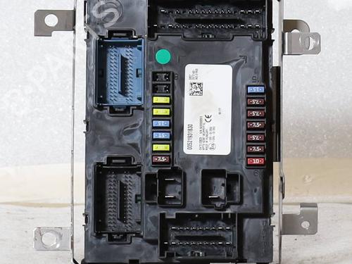 Used Fuse box Fuse box 37192608 37192608