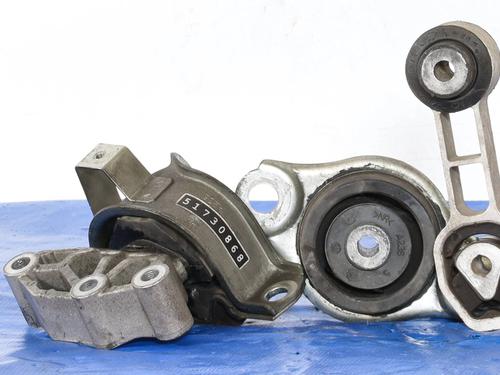 Used Engine mount Engine mount FIAT PANDA (169_) 1.3 D Multijet (169.AXC1A) (70 hp) 30084105 30084105