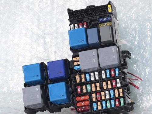 Used Fuse box Fuse box 39262047 39262047