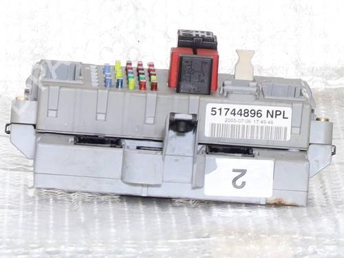 Used Fuse box Fuse box 39068706 39068706