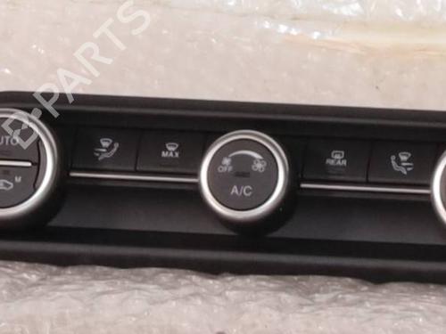 climate-control-alfa-romeo-giulia-952_-2015-39973456 main image