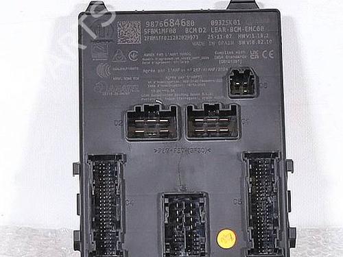 Used Fuse box Fuse box 39261879 39261879