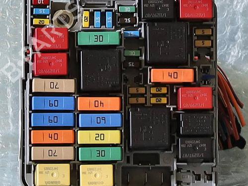 Used Fuse box Fuse box 39092451 39092451