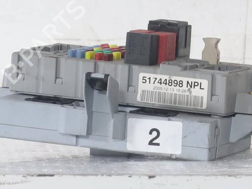 Used Fuse box Fuse box FIAT PUNTO (188_) 1.2 60 (188.030, .050, .130, .150, .230, .250) (60 hp) 33284632 33284632