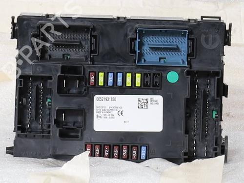Used Fuse box Fuse box 38684028 38684028