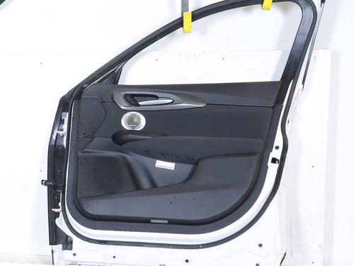 right-front-door-alfa-romeo-tonale-965_-2022-23044393 main image